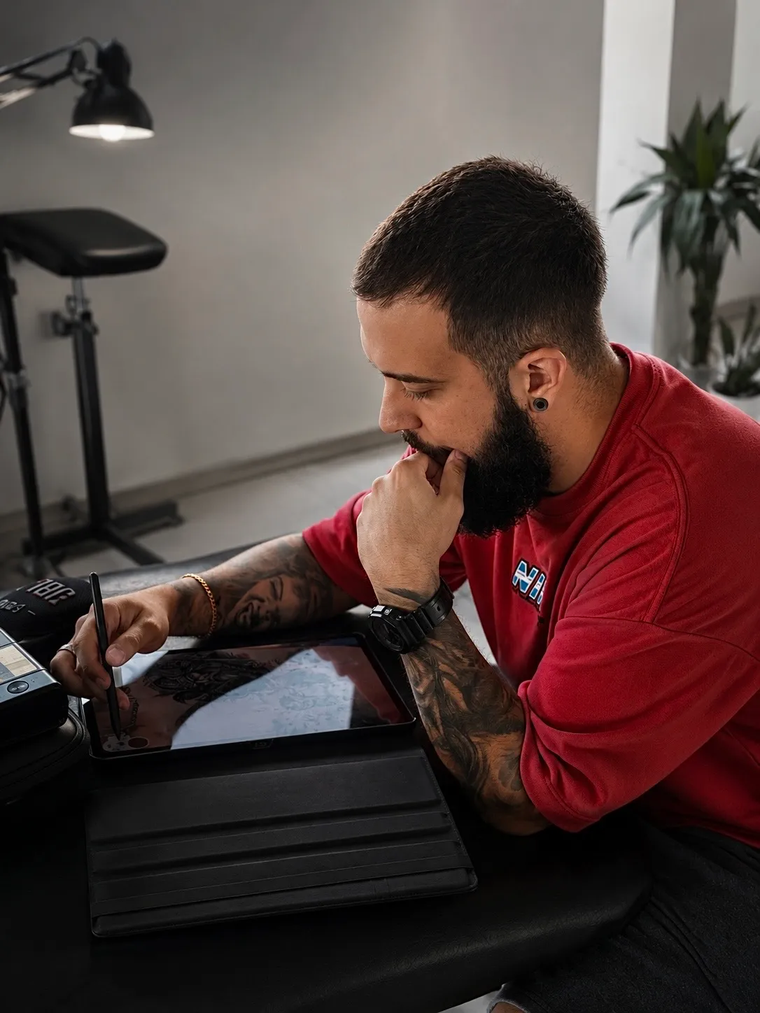 Renê Aroca trabalhando no estúdio